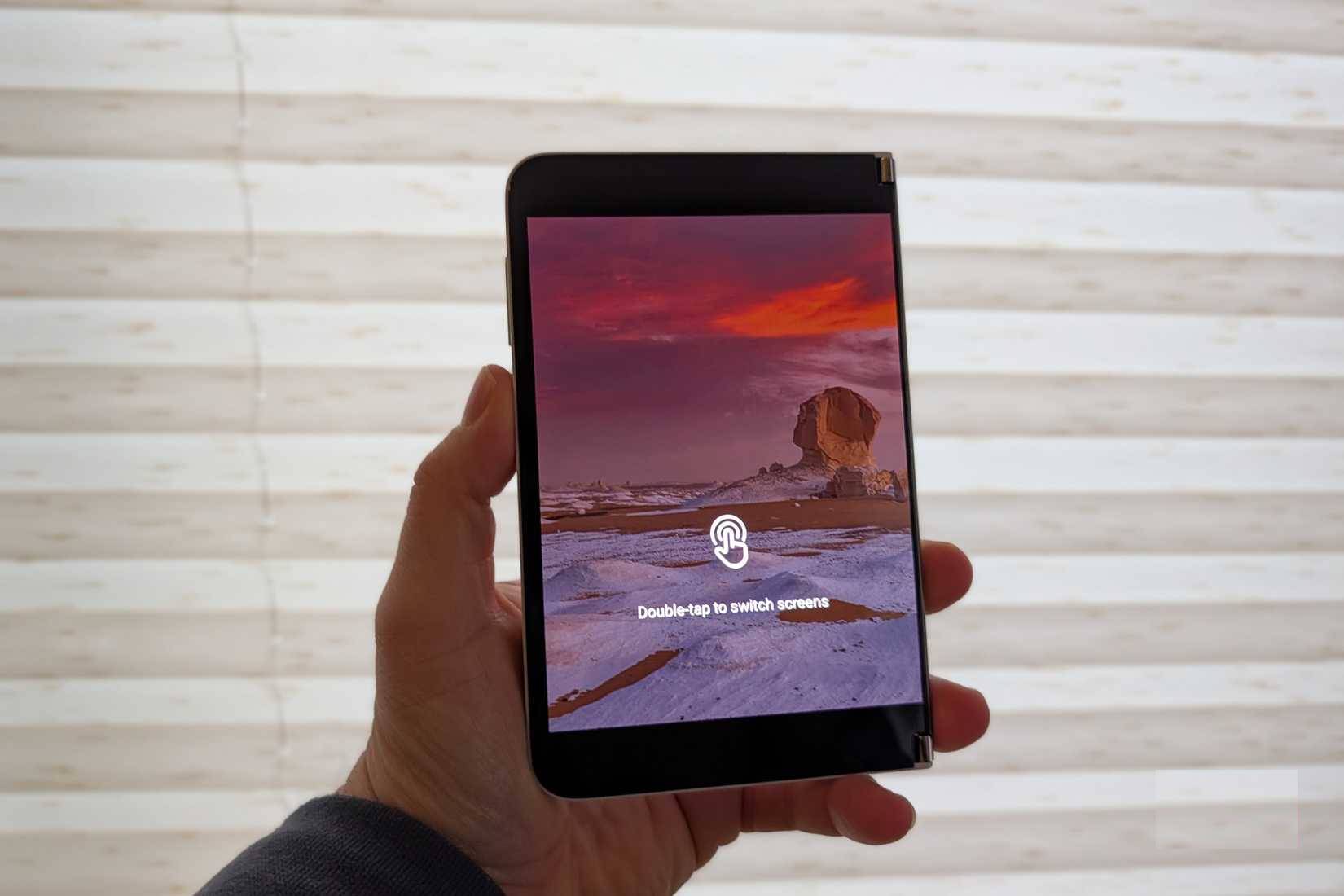 Sử dụng Surface Duo khi gập lại