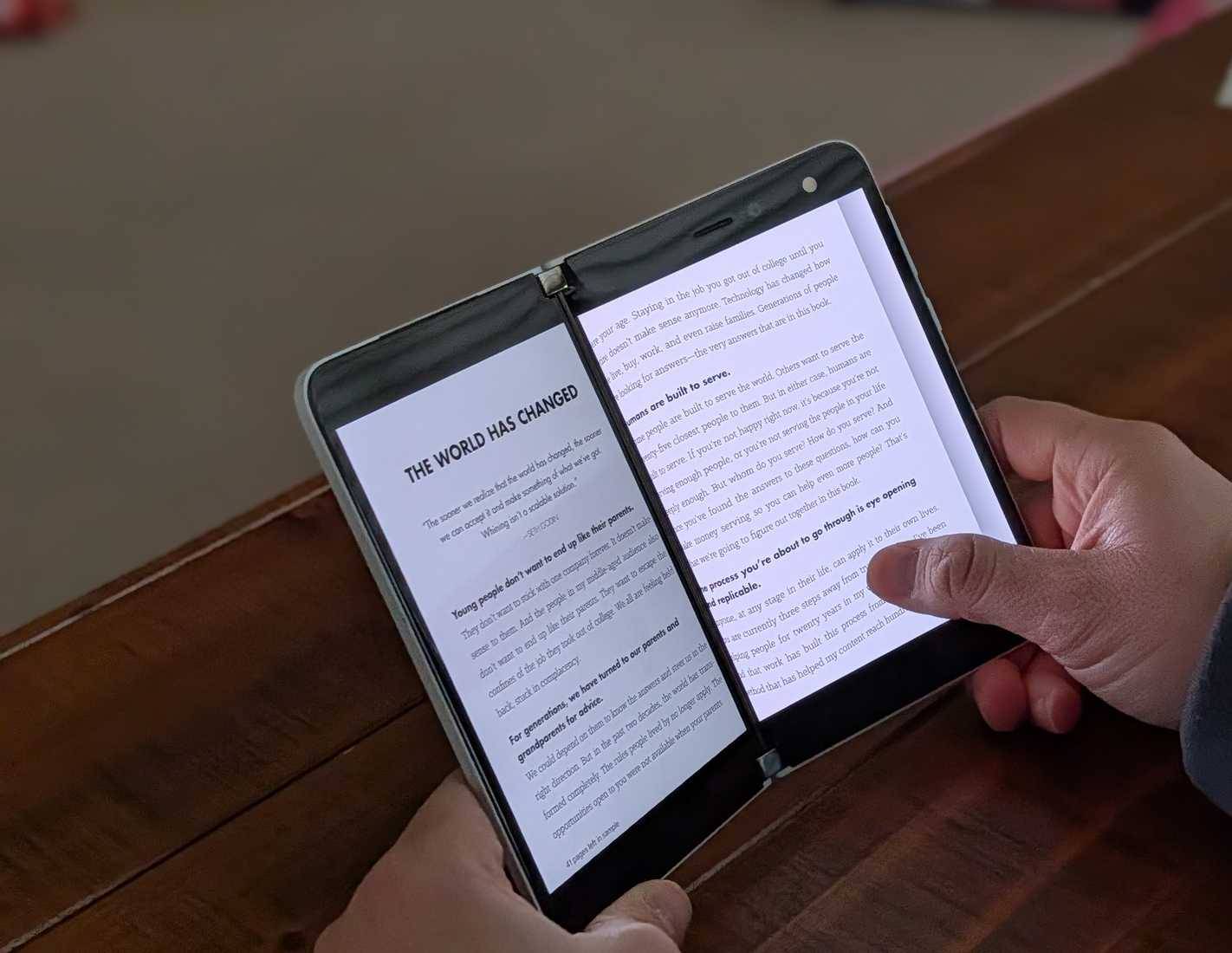 Đọc sách trên Surface Duo
