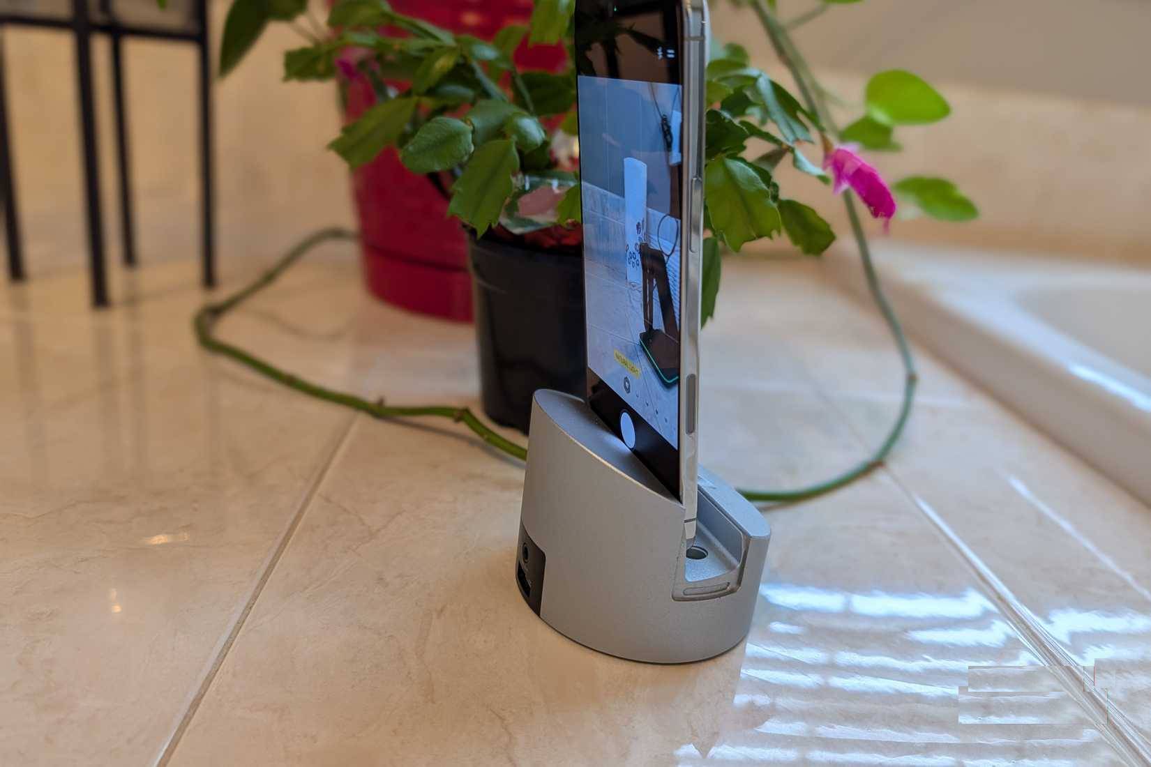 iPhone Air trên giá đỡ