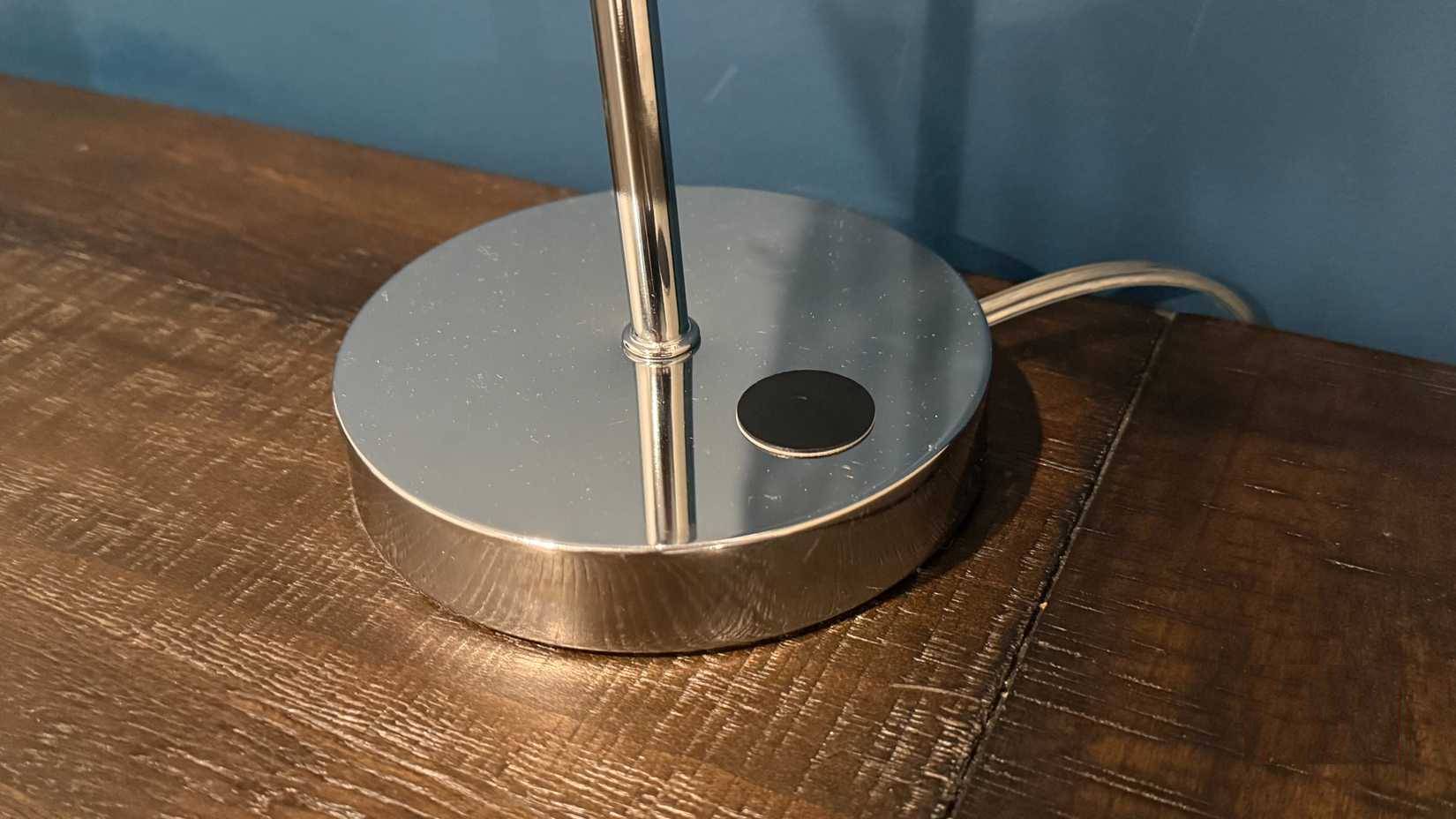 Tag NFC trên đèn ngủ