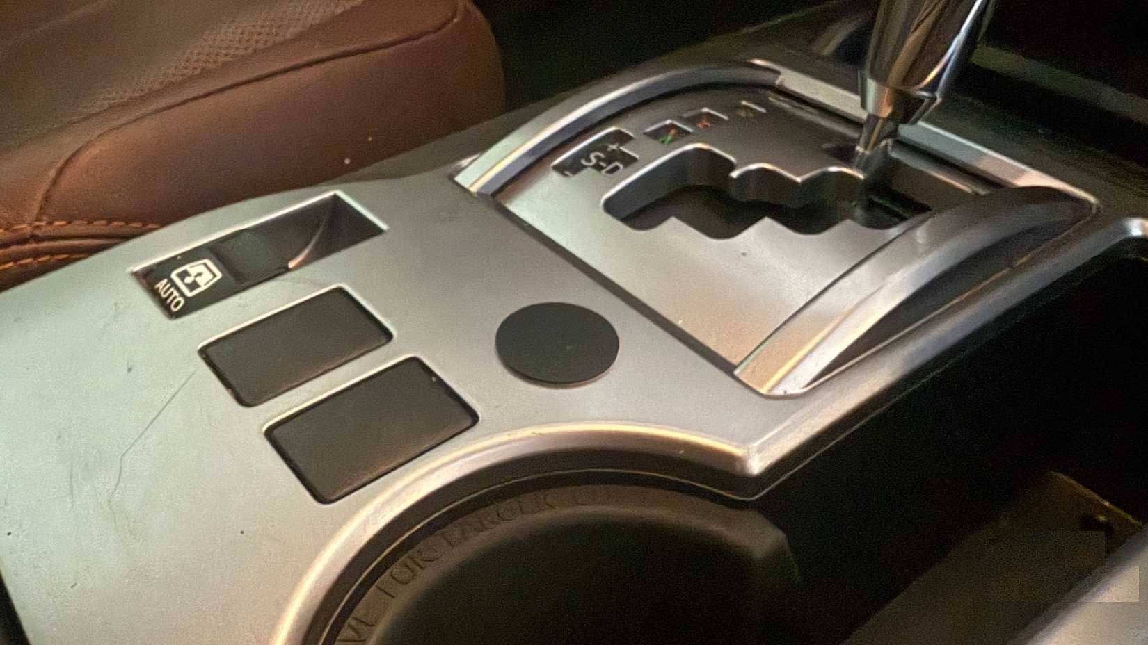 Tag NFC màu đen trên bảng điều khiển trung tâm ô tô