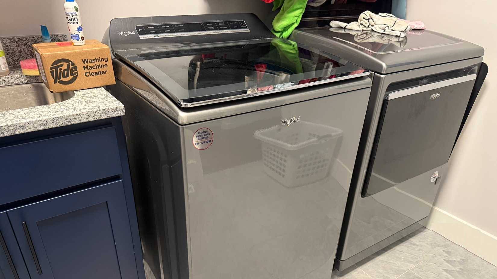 Máy giặt và máy sấy Whirlpool đặt cạnh nhau