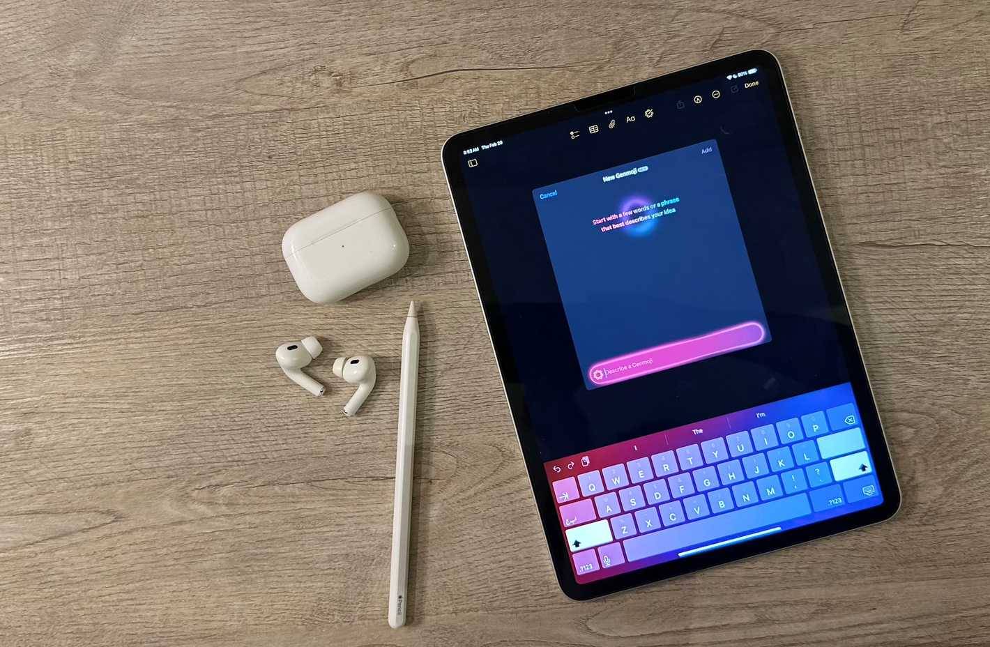 Màn hình Genmoji trên iPad, cùng với AirPods và Apple Pencil