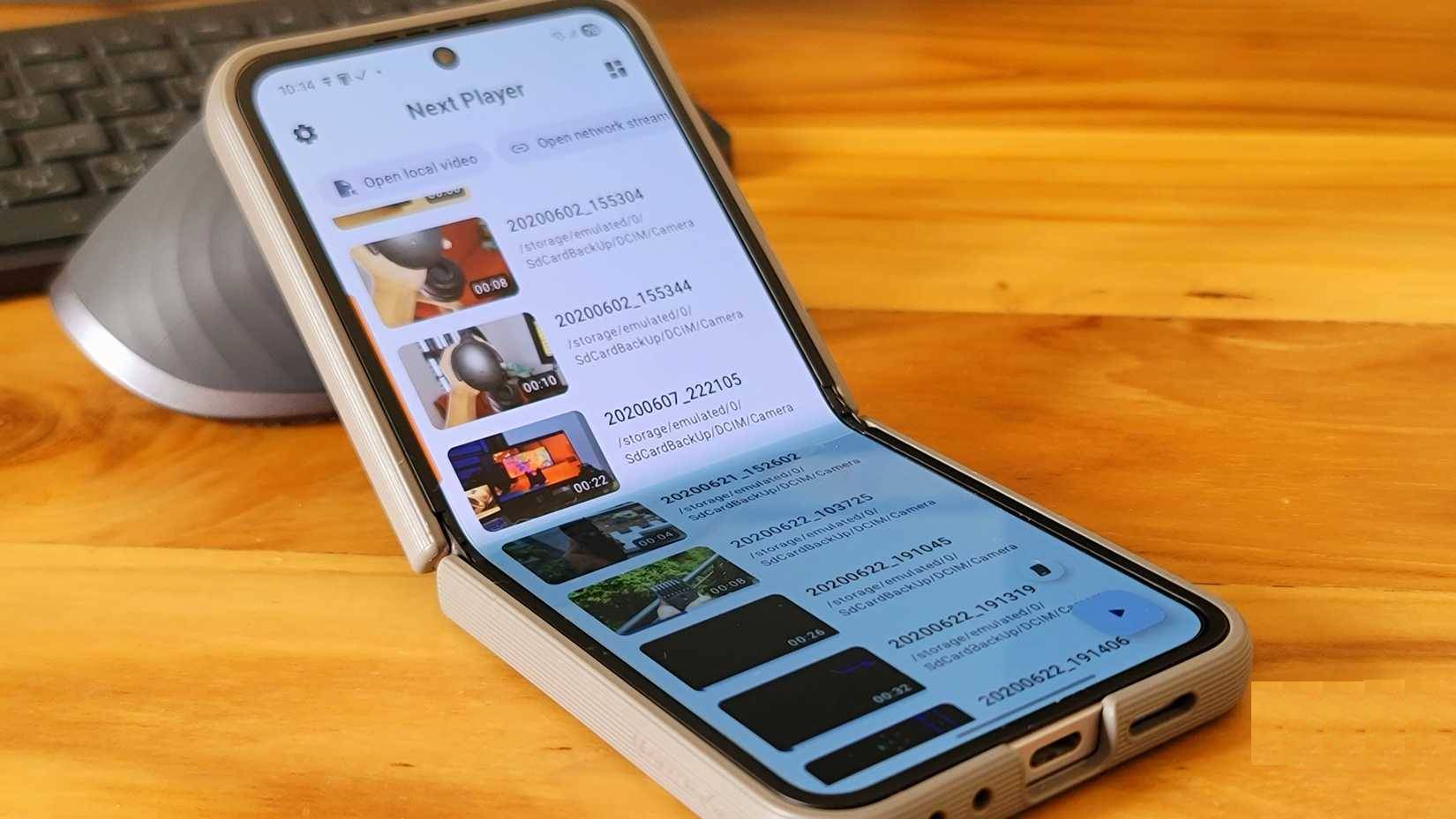Next Player được mở trên Samsung Galaxy Z Flip 6