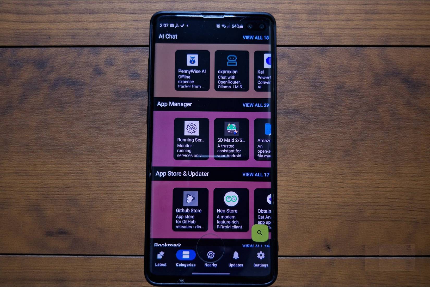 Màn hình điện thoại thông minh hiển thị bảng điều khiển được phân loại của F-Droid