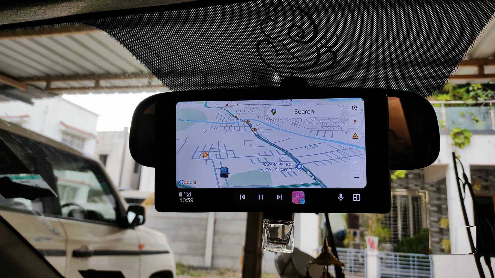 Máy tính bảng Android chạy Android Auto được đặt trên gương chiếu hậu của xe