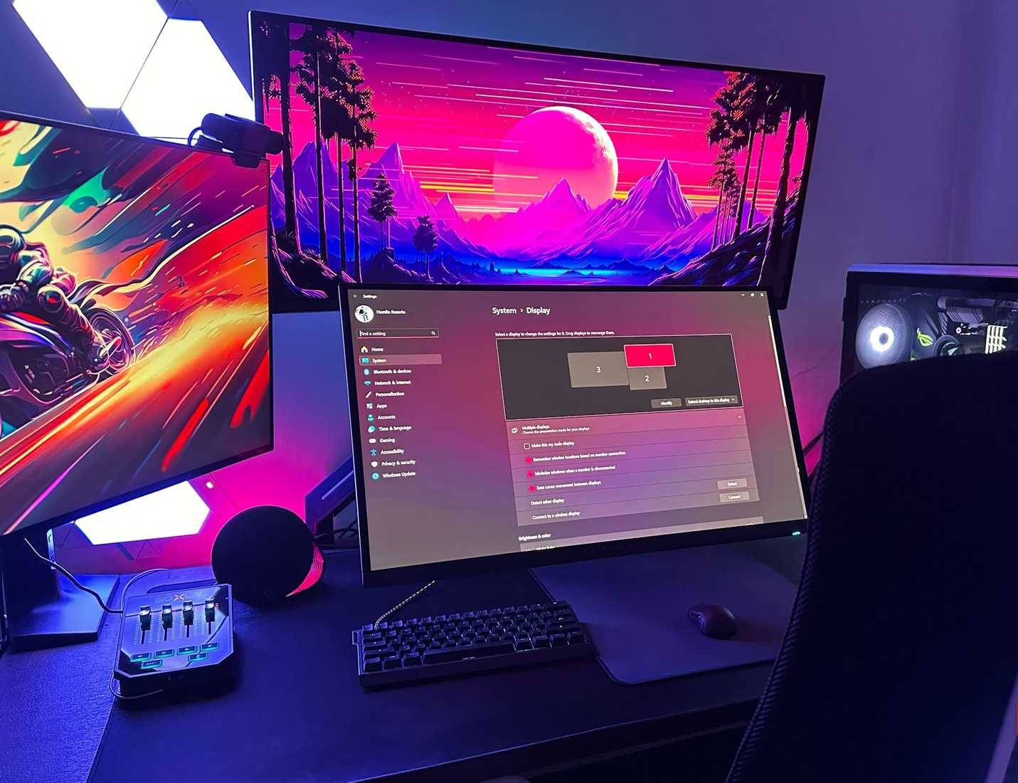 3 màn hình chơi game được gắn trên bàn máy tính