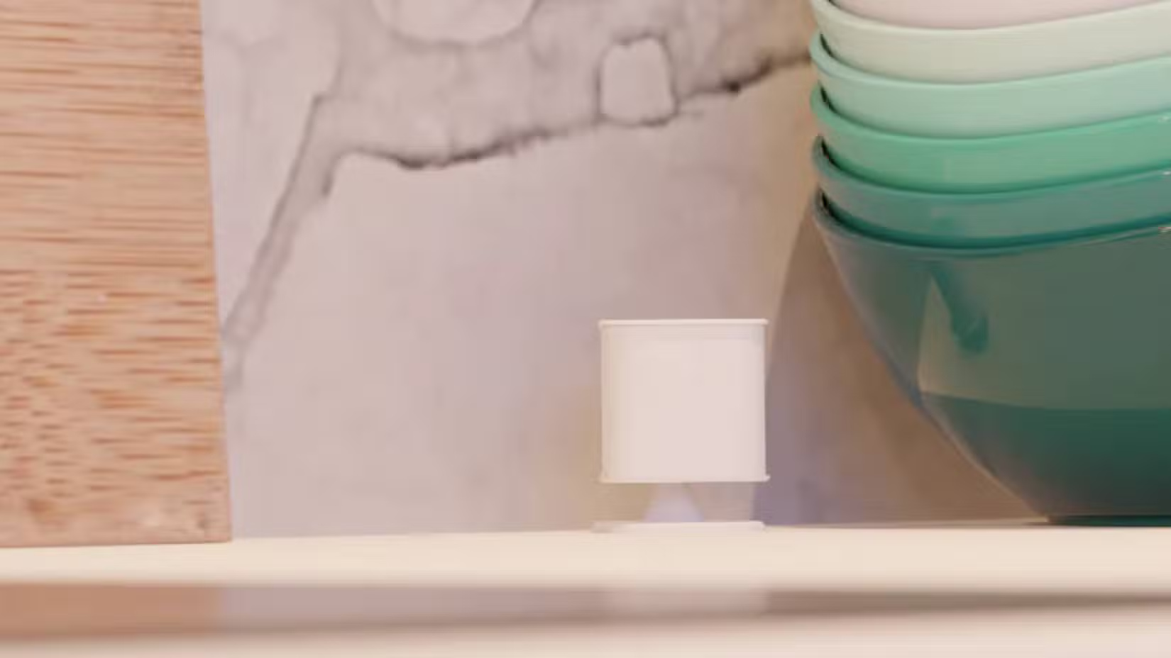 Một cảm biến hiện diện Everything Presence Lite trong phòng