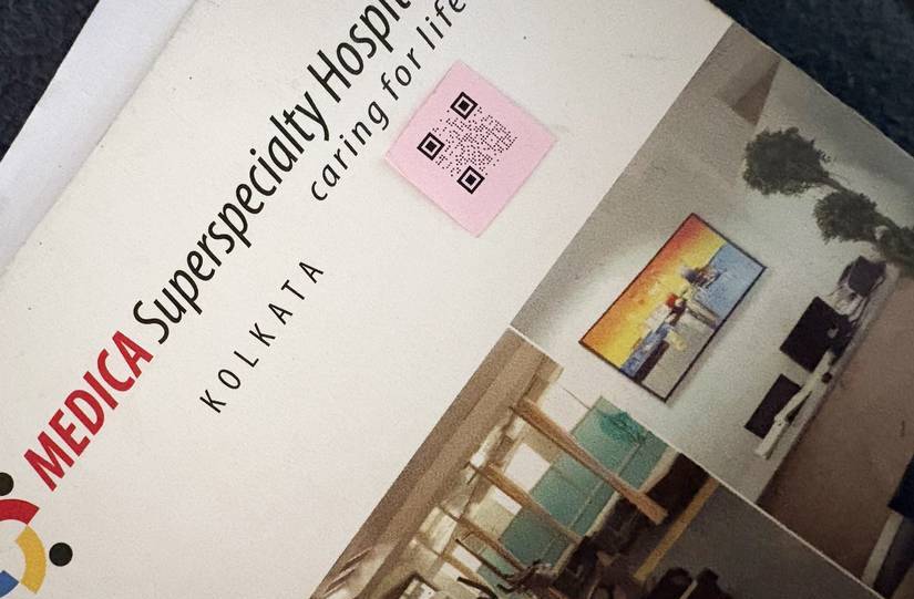 Một hồ sơ y tế hiển thị mã QR cho thông tin y tế và cấp cứu