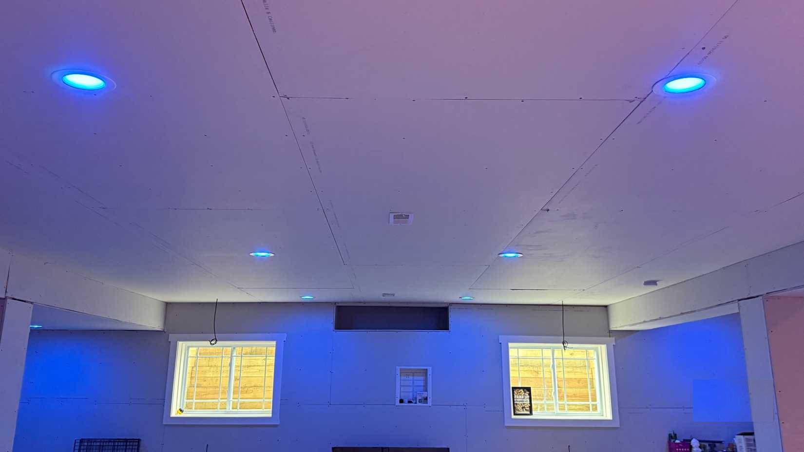 Đèn Philips Hue màu xanh dương ở tầng hầm, phòng khách lớn