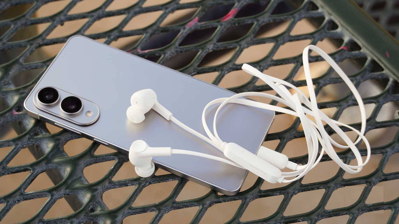 Tai nghe ANC có dây được cắm vào Galaxy S25 Edge