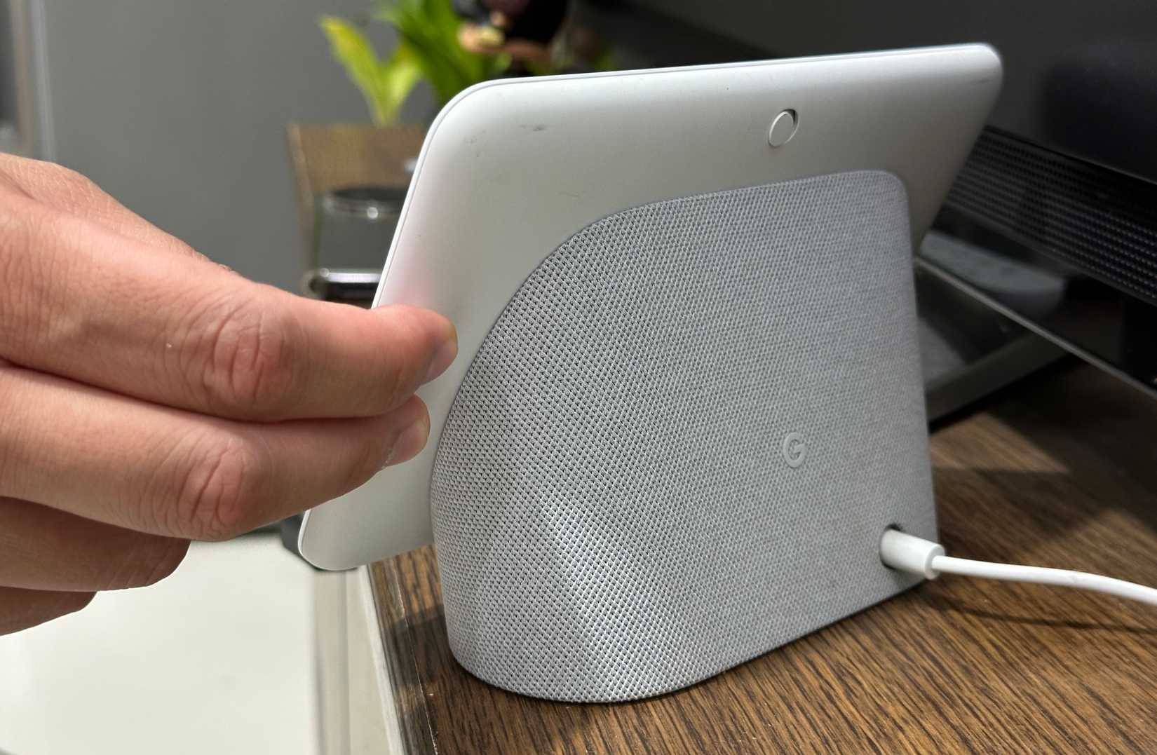 Nhấn đồng thời nút tăng và giảm âm lượng trên Google Nest Hub để khôi phục cài đặt gốc