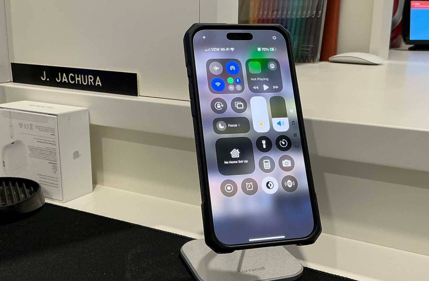 Menu kéo xuống trên iPhone hiển thị điều khiển đèn pin