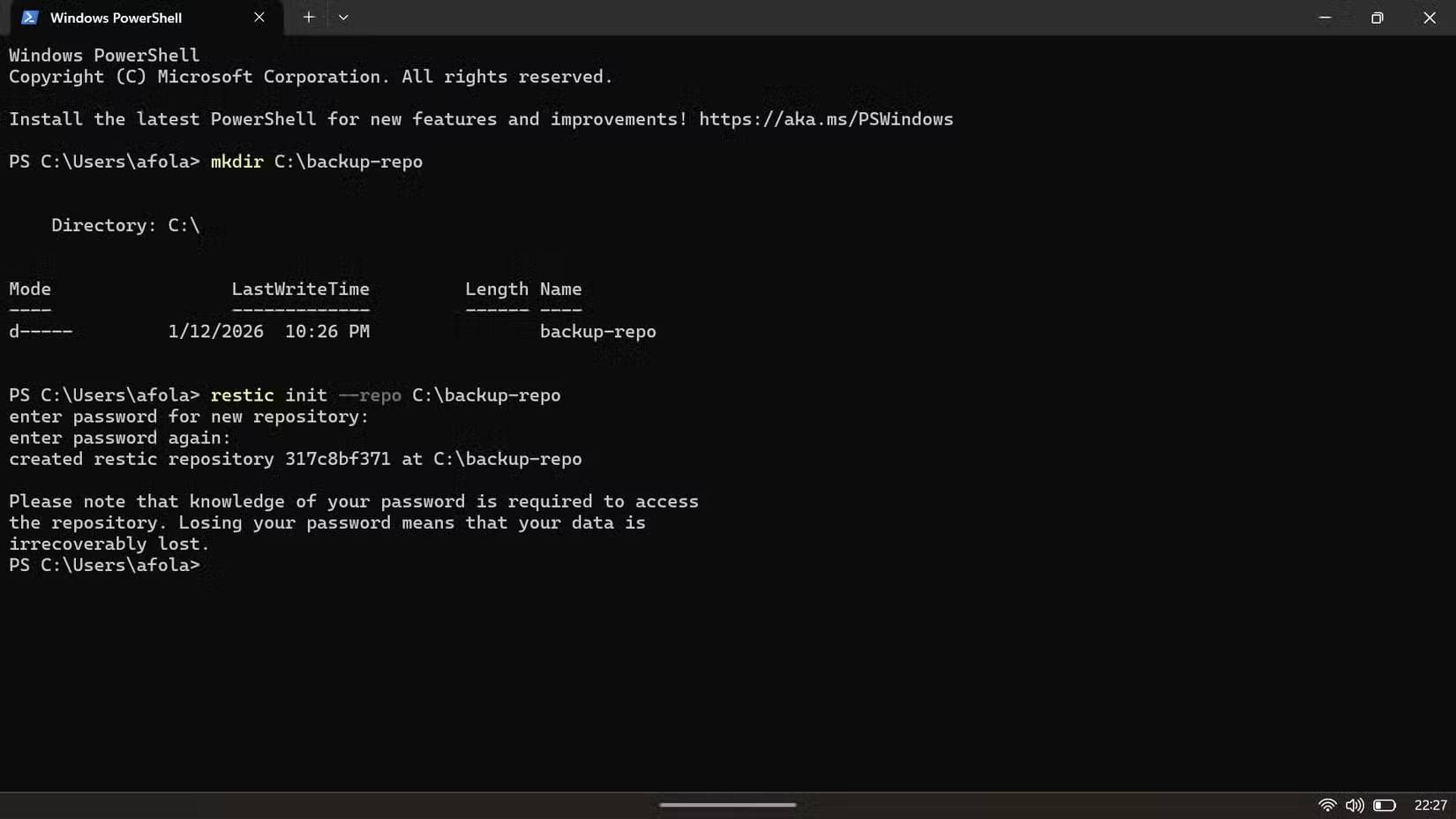 Cửa sổ PowerShell khởi tạo kho lưu trữ Restic với mật khẩu để lưu trữ an toàn