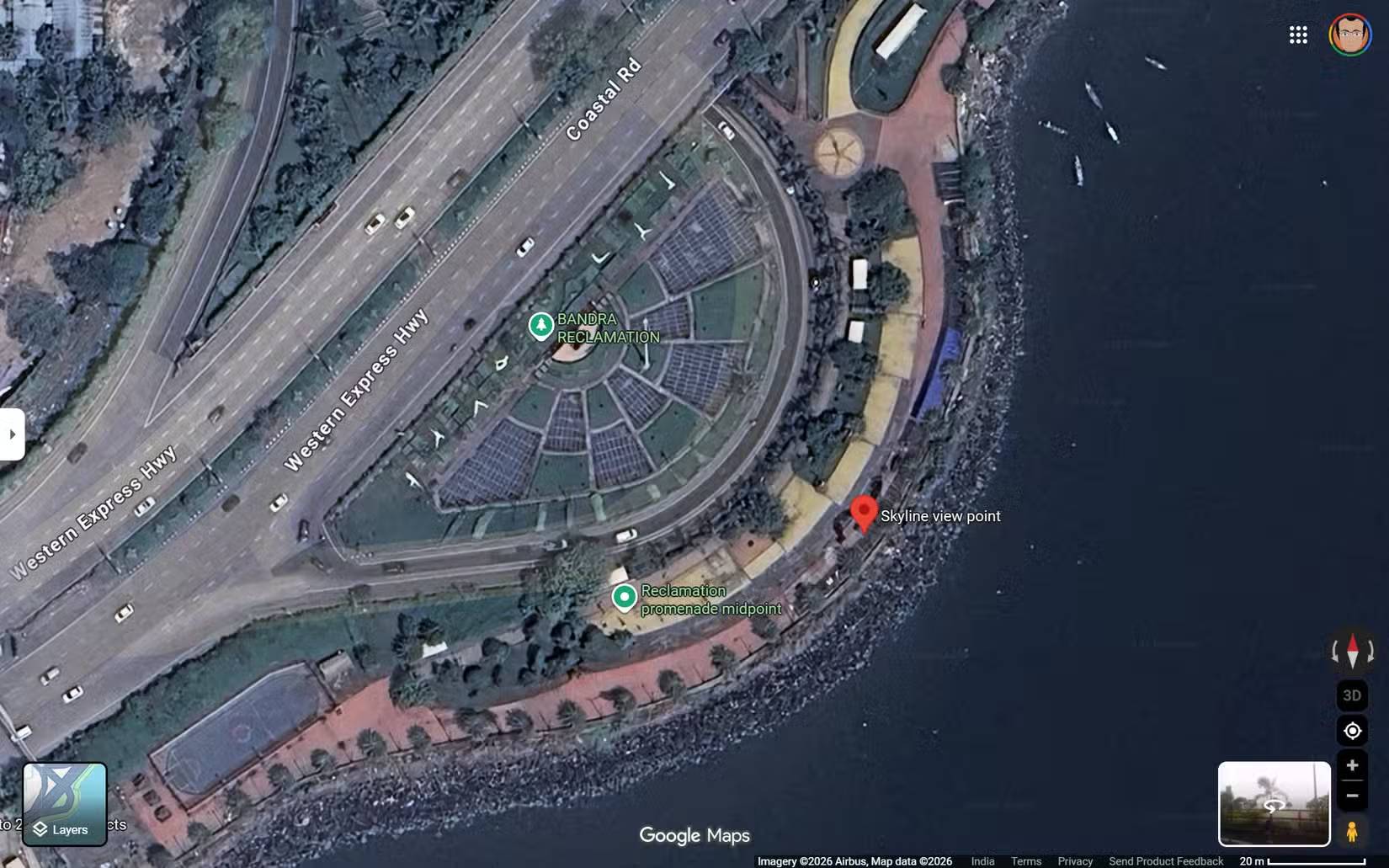 Chế độ xem vệ tinh của Google Maps hiển thị đường phố và các tòa nhà từ trên cao để lên kế hoạch chụp ảnh