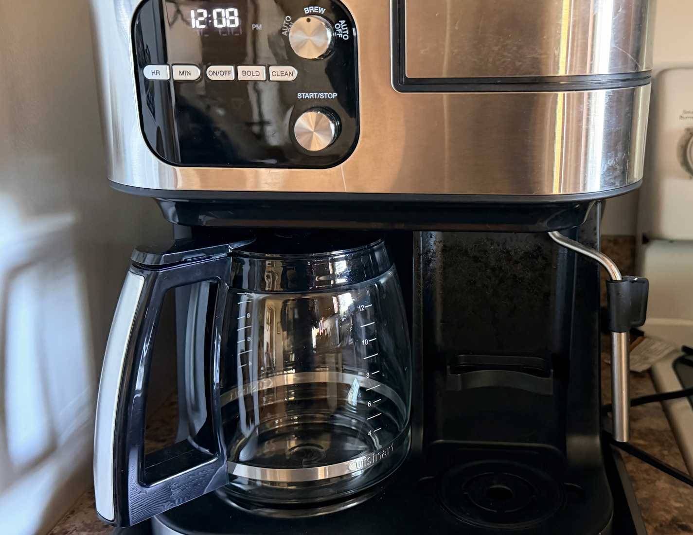 Một máy pha cà phê hiện đại trong nhà