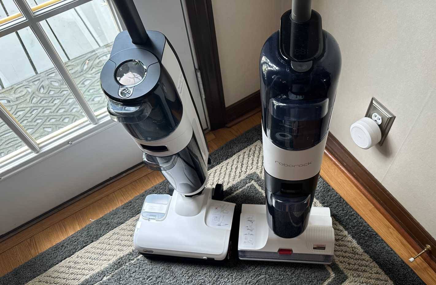 Hai máy hút bụi đa năng dạng đứng trong một ngôi nhà