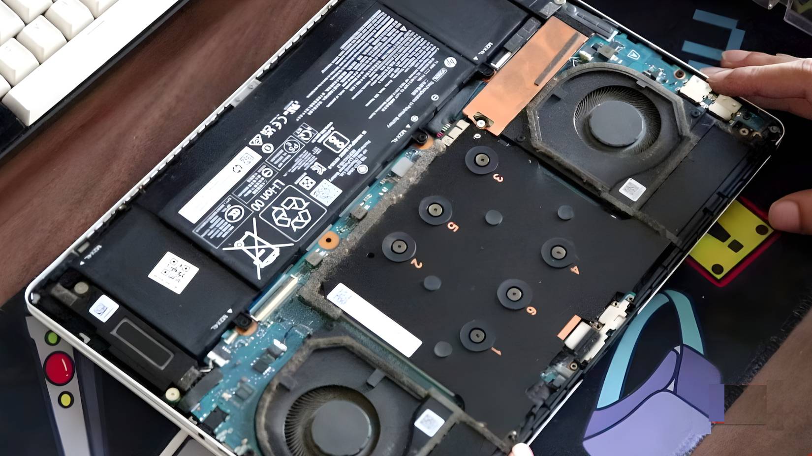 Pin bên trong laptop