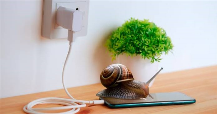 Lý do bộ sạc điện thoại của bạn làm chậm mọi thứ