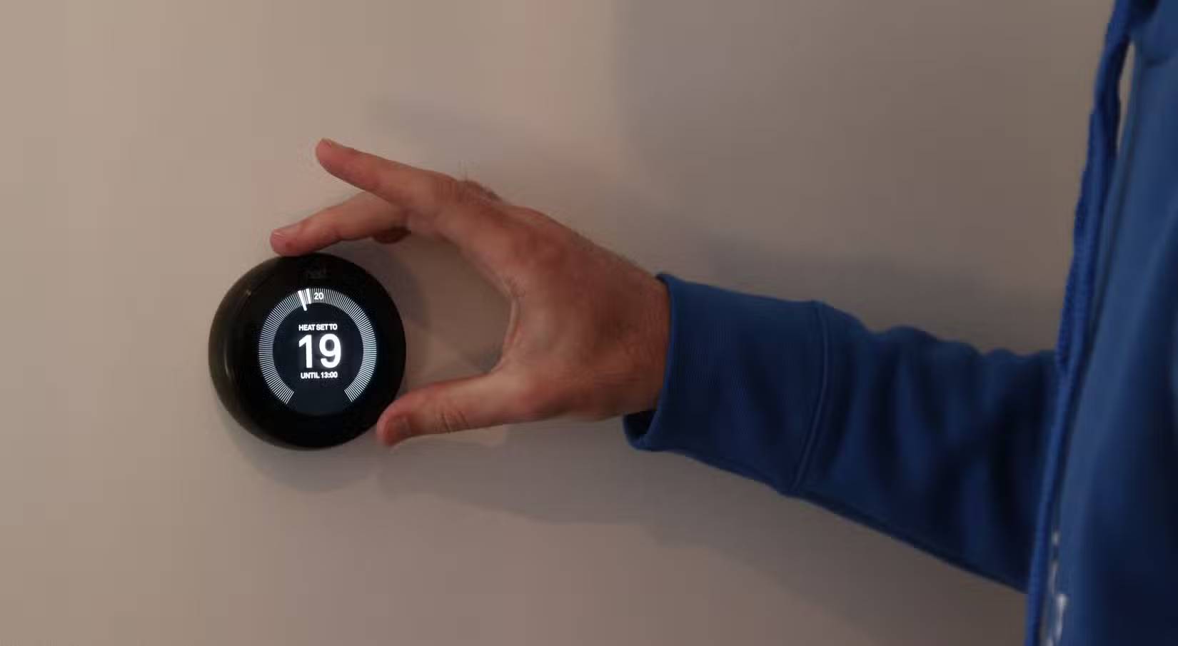 Người dùng bộ điều nhiệt Google Nest