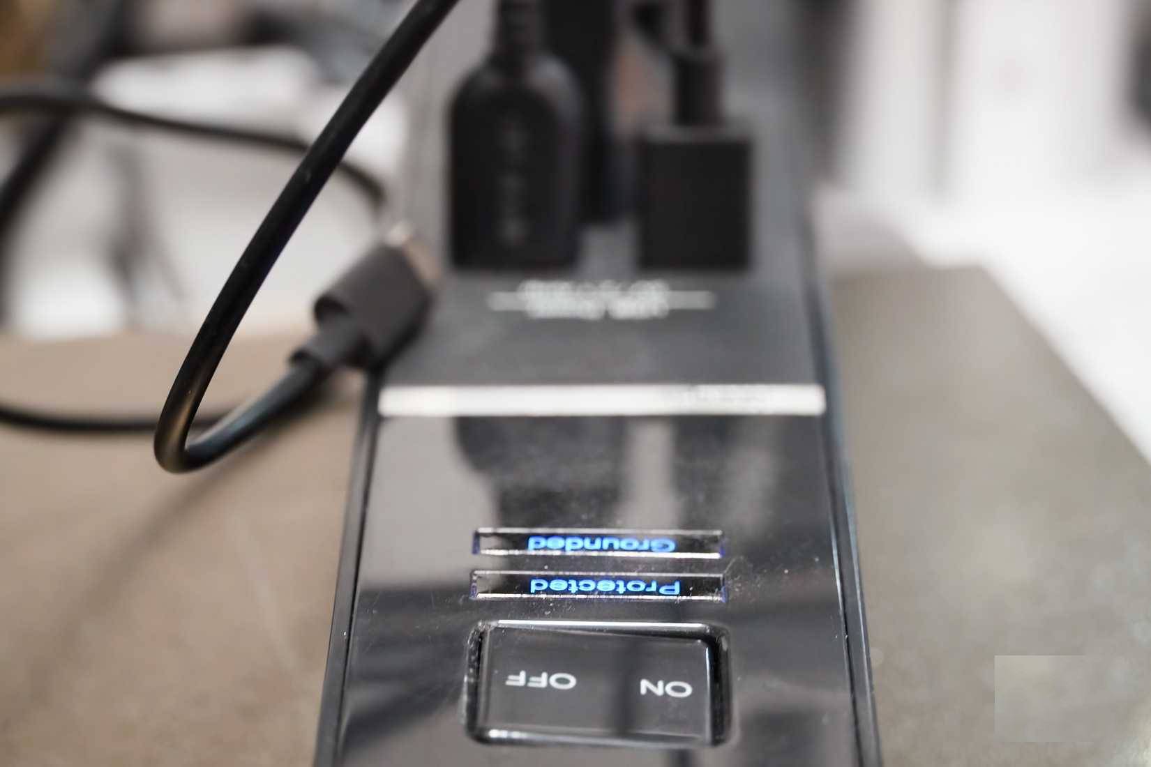 Một ổ cắm chống sét lan truyền có bảo vệ và nối đất cho các cổng USB-A