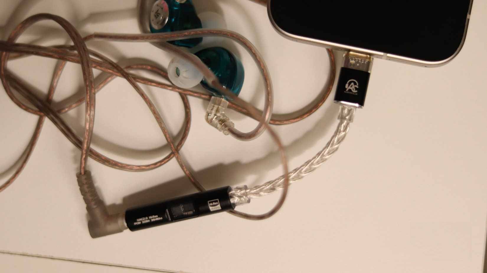 Adapter 3.5mm được kết nối với Pixel 9a