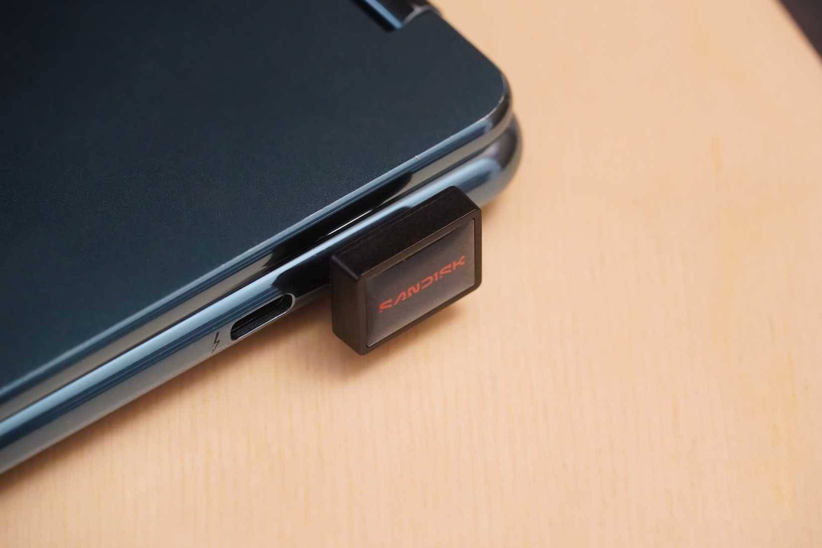 Ổ lưu trữ SanDisk Extreme Fit trong laptop