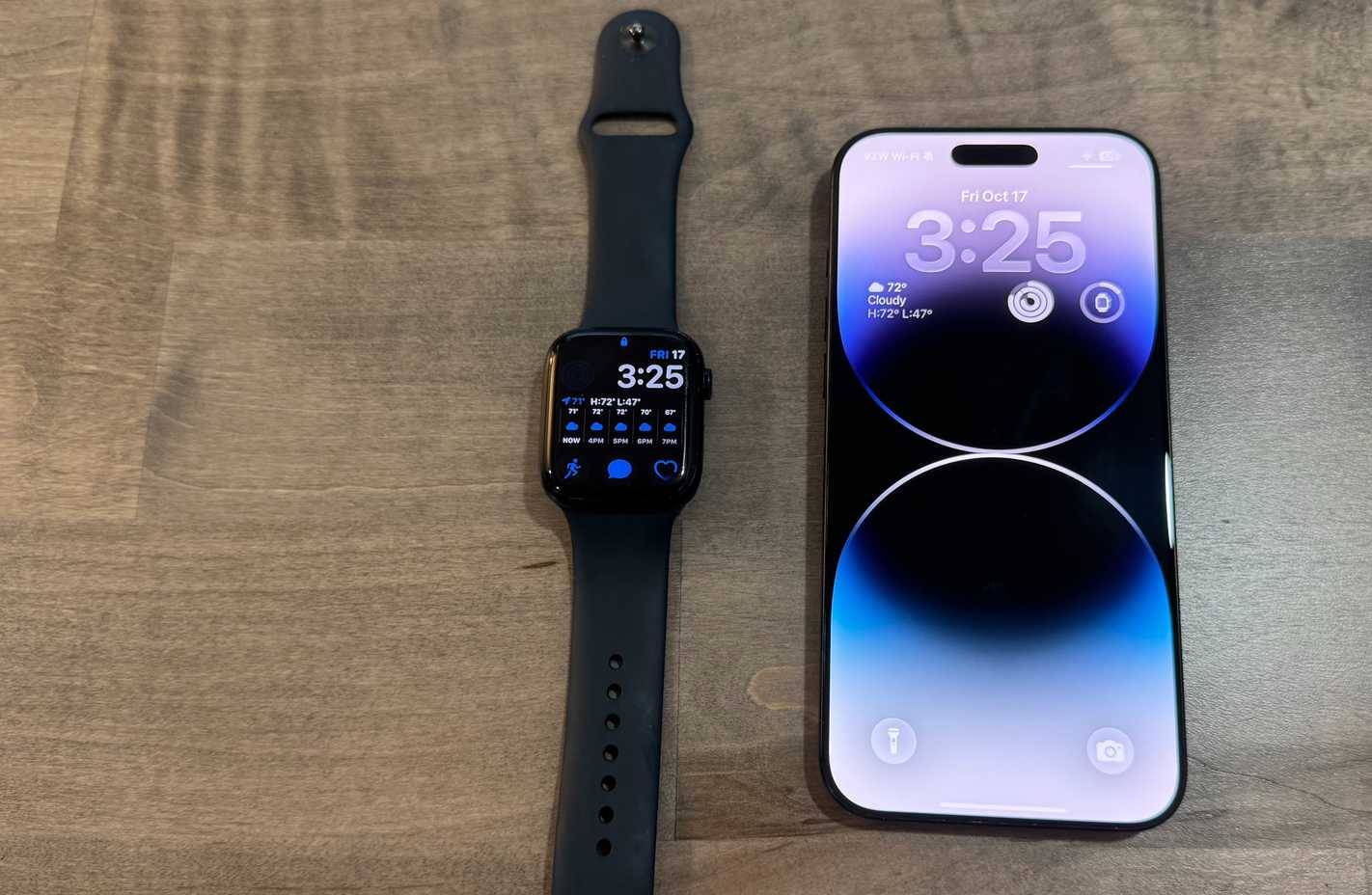 Apple Watch Series 7 và iPhone 15 Pro Max
