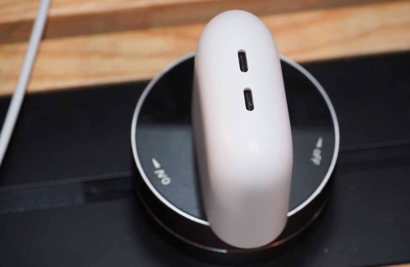 Bộ sạc nhanh USB-C 67W của Pixel được cắm vào ổ điện