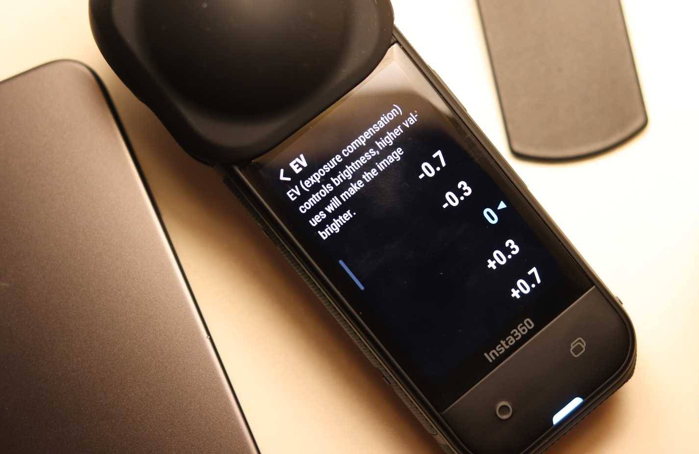 Cài đặt bù trừ phơi sáng trên Insta360 X5