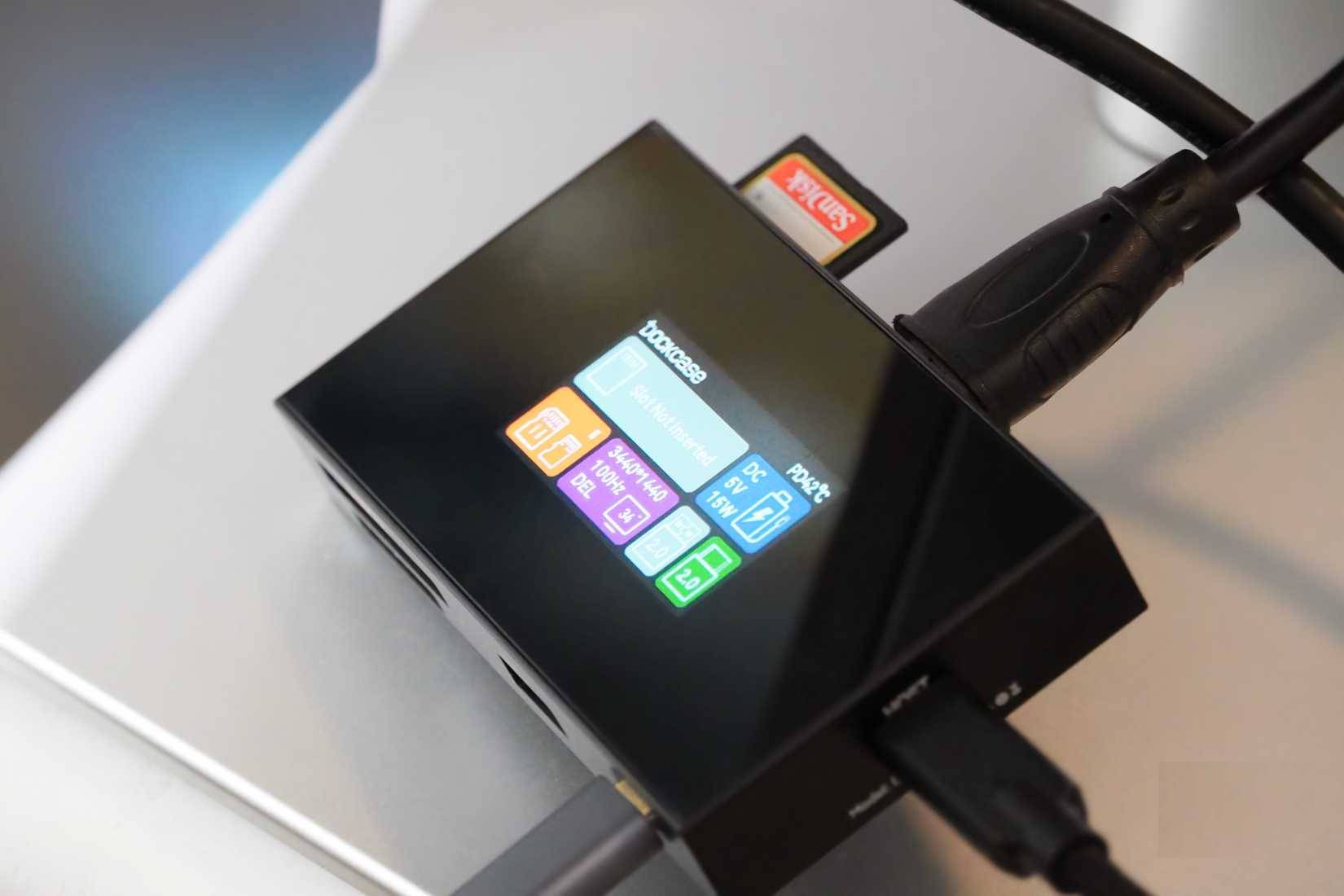 Các dây cáp được cắm vào một USB-C hub có màn hình