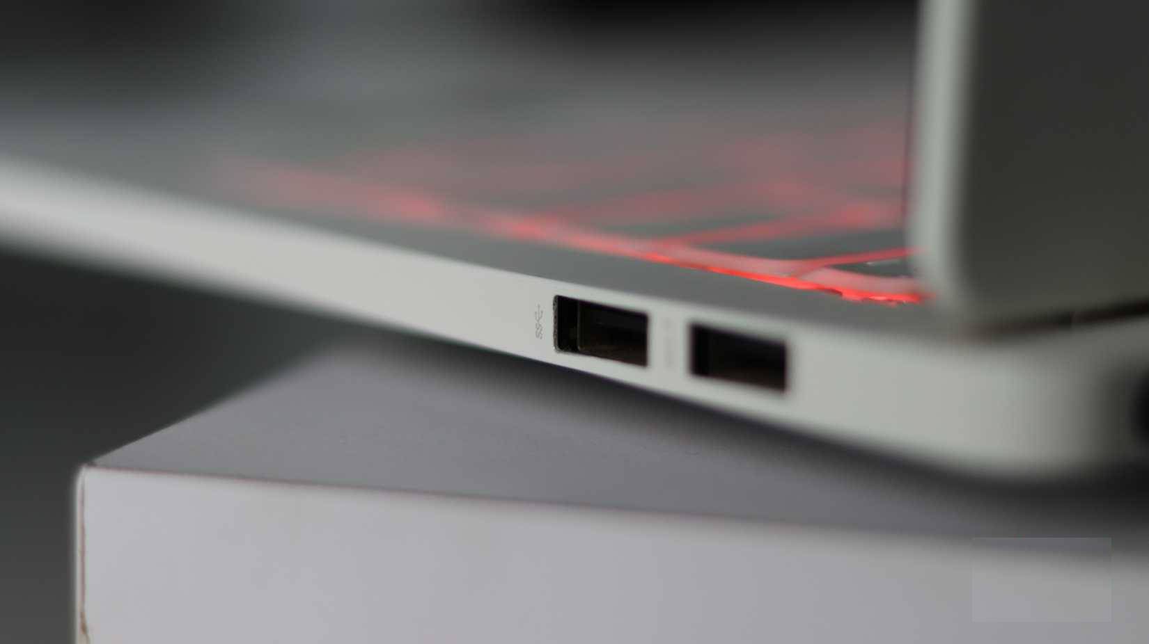 Logo đinh ba trên cổng USB-C