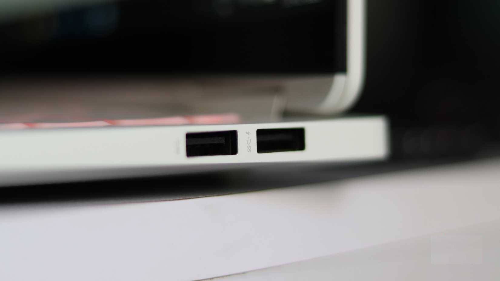 Logo tốc độ siêu nhanh USB-C trên cổng USB-A.