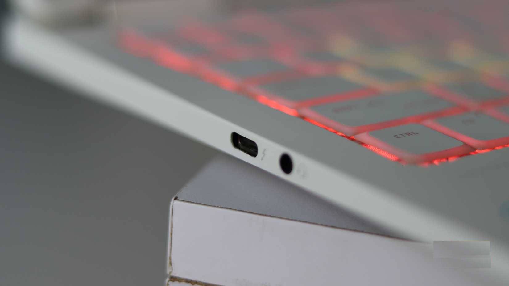 Logo Thunderbolt trên cổng USB-C