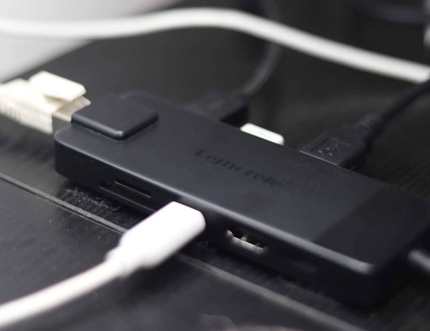 USB-C hub hiển thị các cổng khác nhau