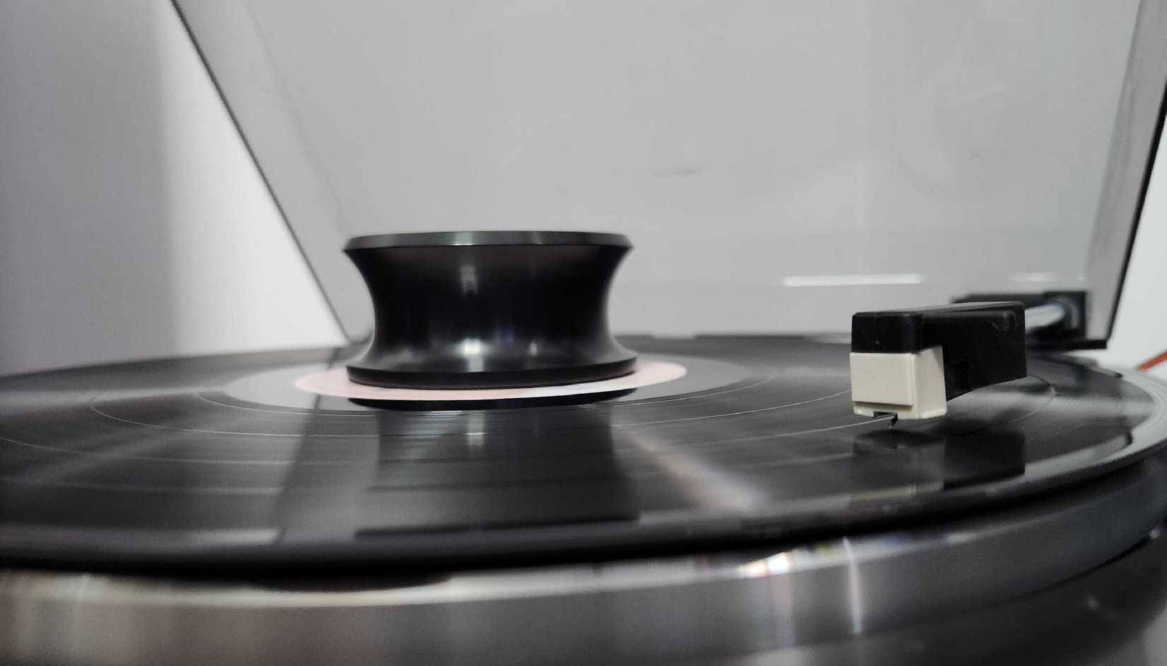 Máy nghe nhạc Audio Technica đang phát bài "Ride on Time" của Tatsuro Yamashita