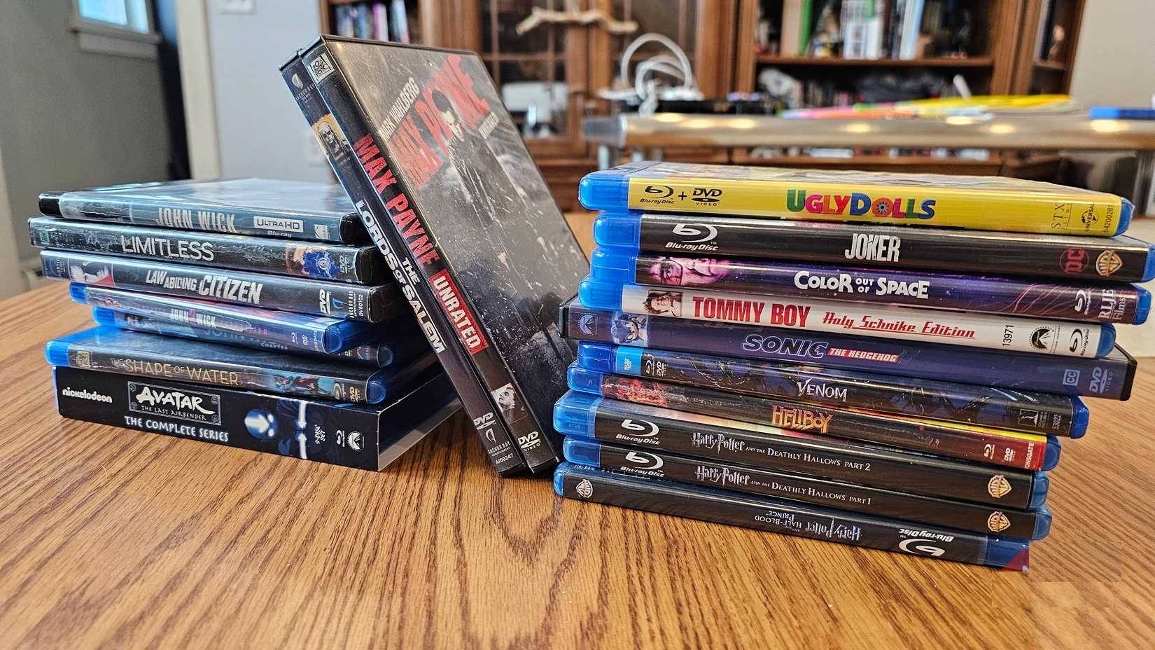 Hai chồng đĩa DVD và Blu-ray