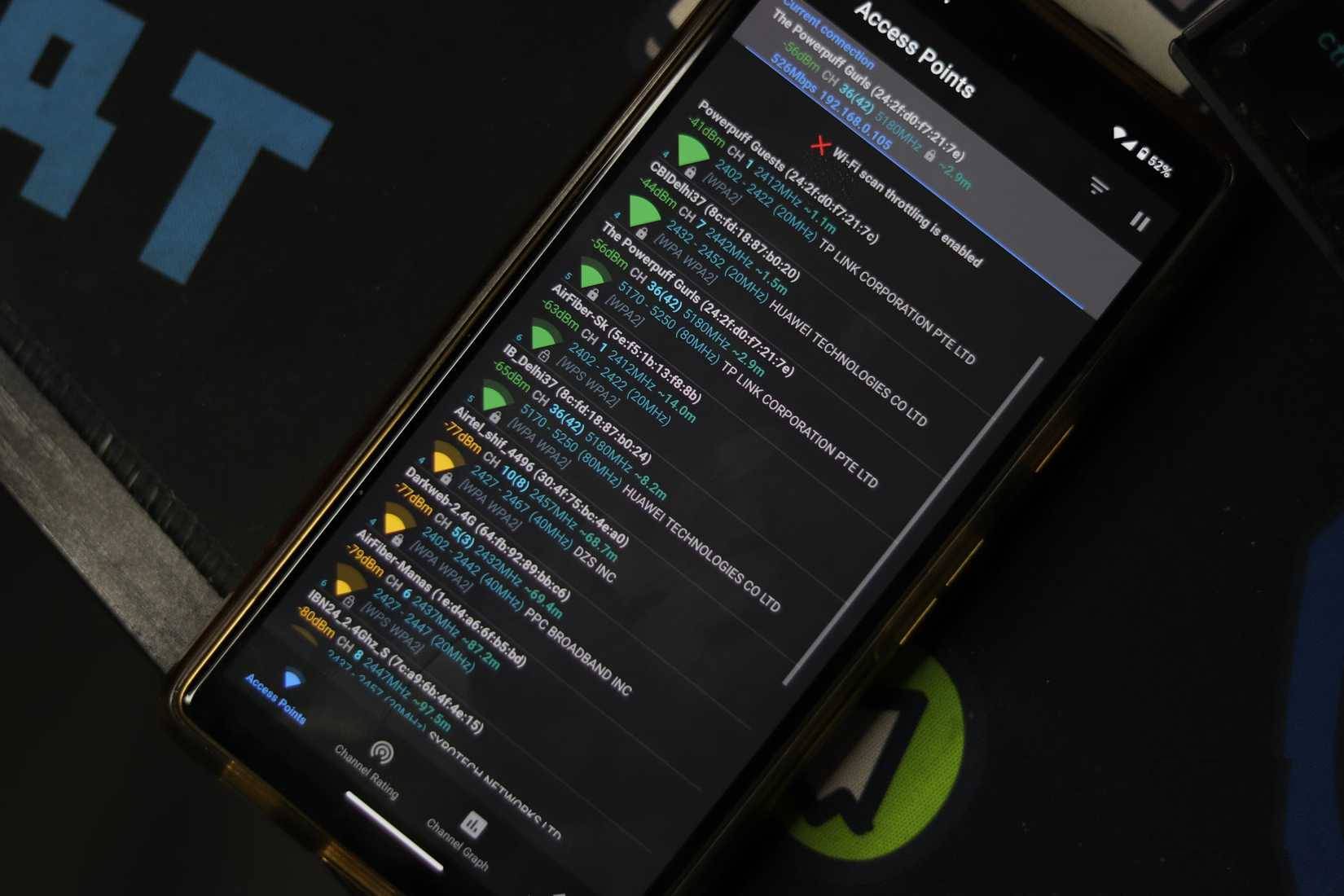 Nhiều điểm truy cập được liệt kê trên ứng dụng phân tích Wi-Fi