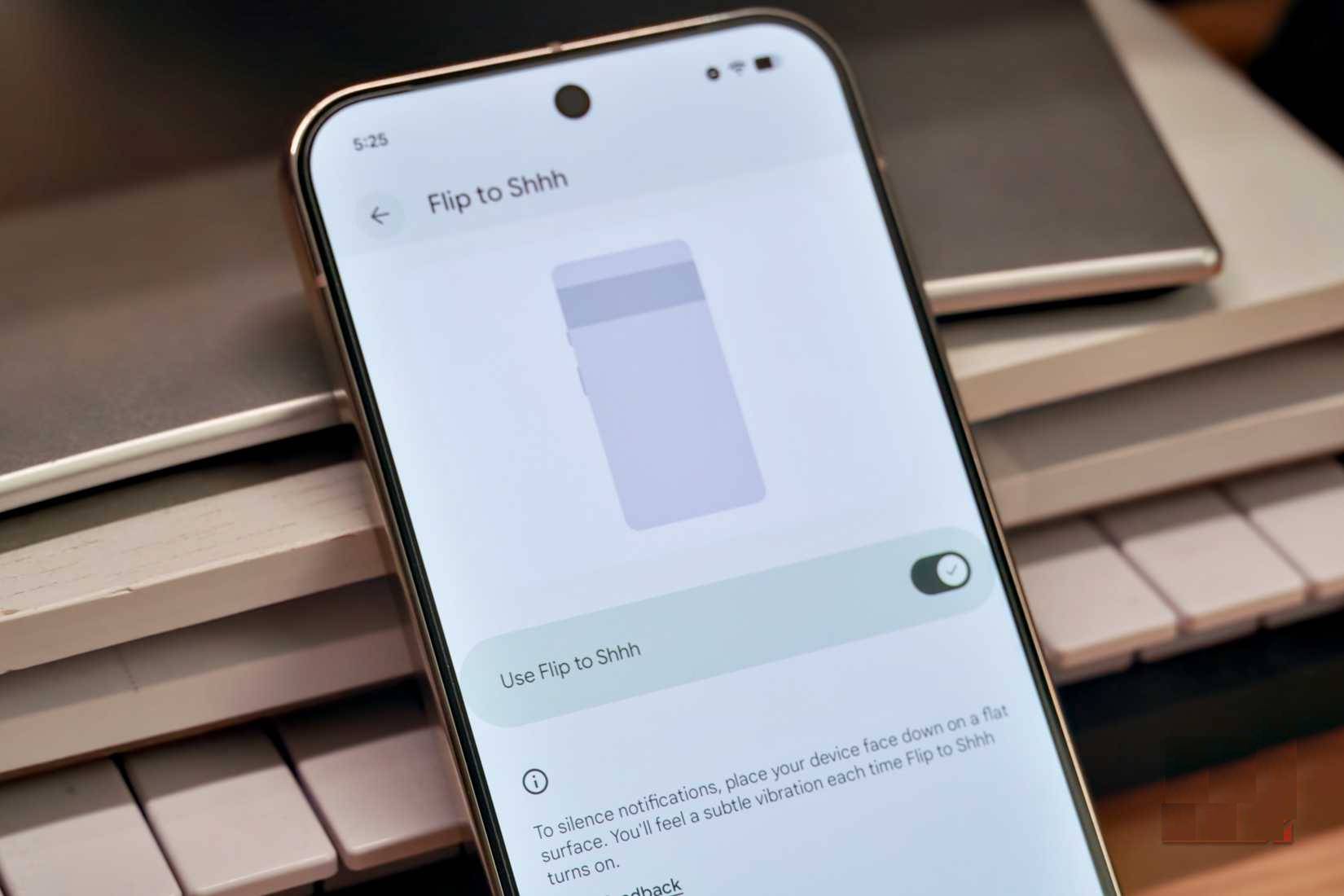 Bật tính năng Flip to Shhh trên điện thoại Pixel