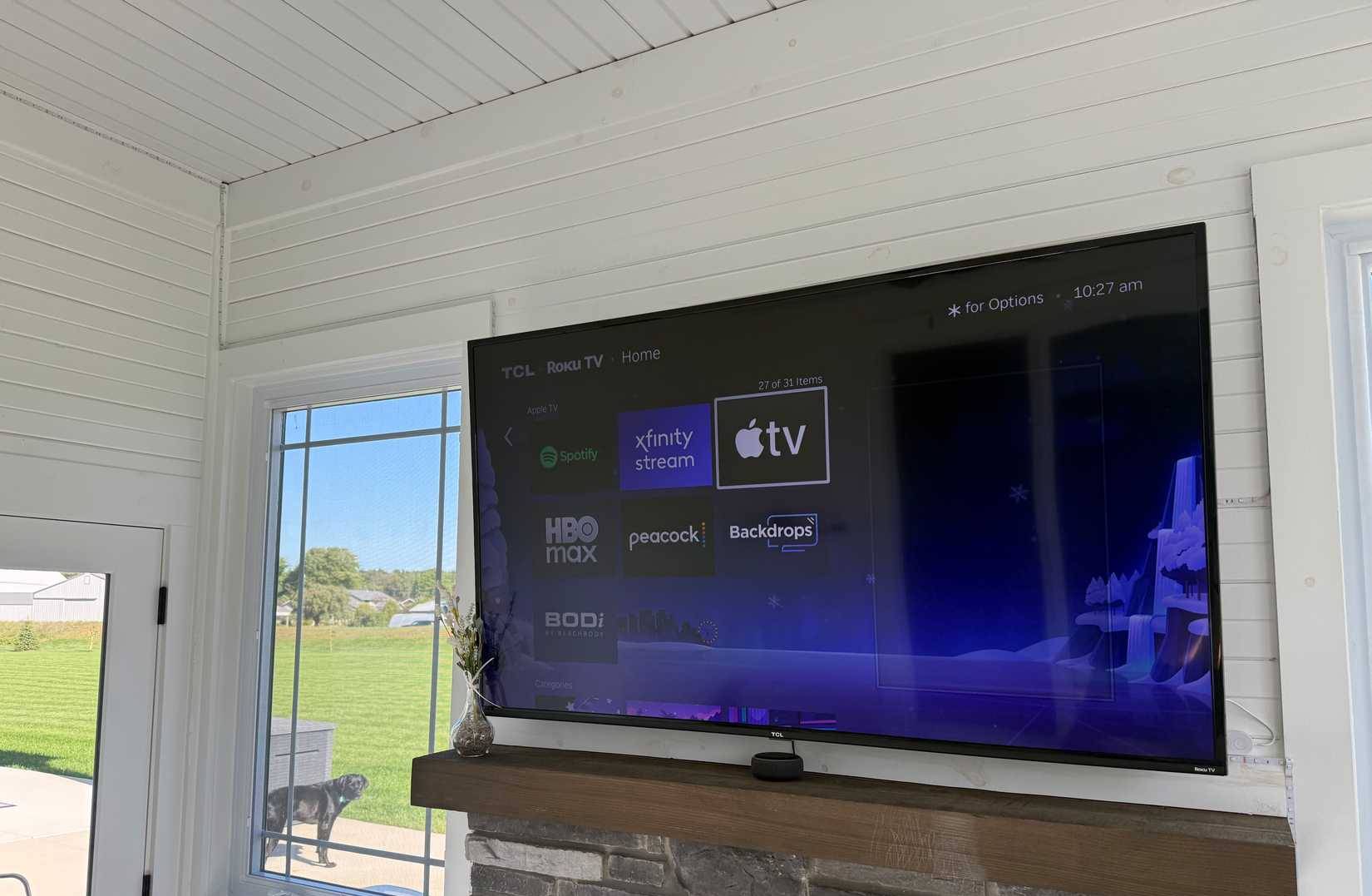 Smart TV treo tường trong phòng