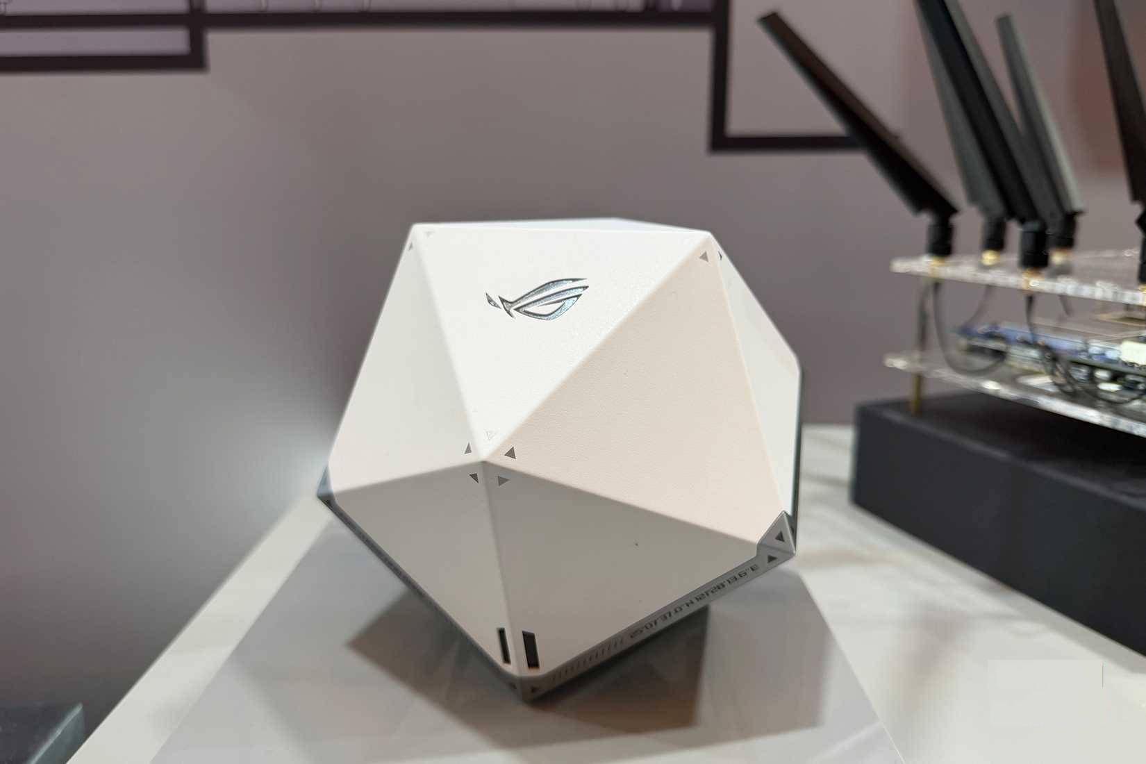 Một concept router Asus ROG Wi-Fi 8 được trưng bày tại CES 2026