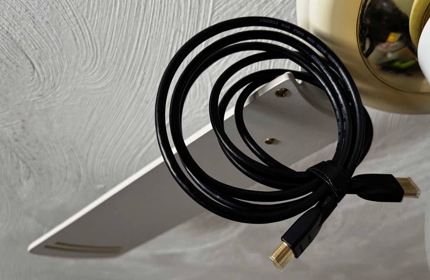 Cáp HDMI được cuộn lại và treo trên quạt trần