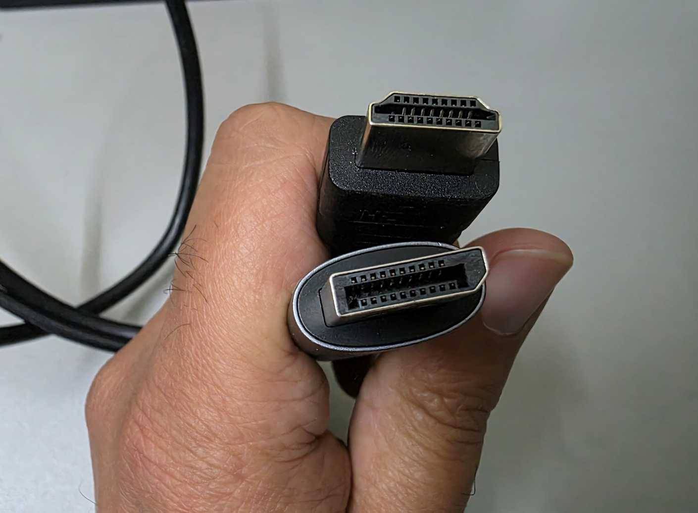 Cáp HDMI và DisplayPort đặt cạnh nhau