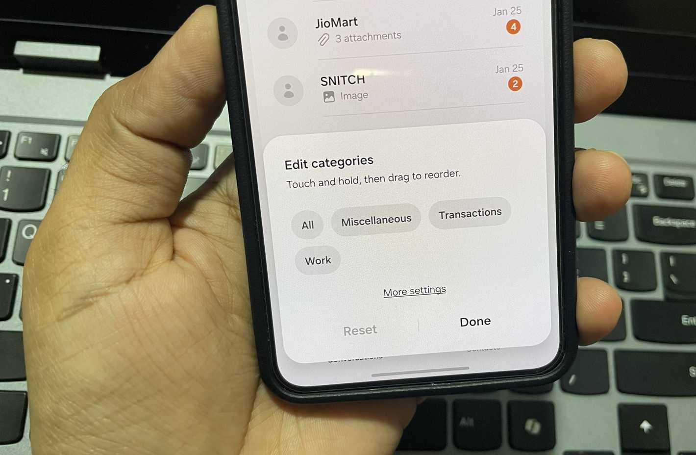 Ứng dụng Samsung Messages hiển thị các danh mục
