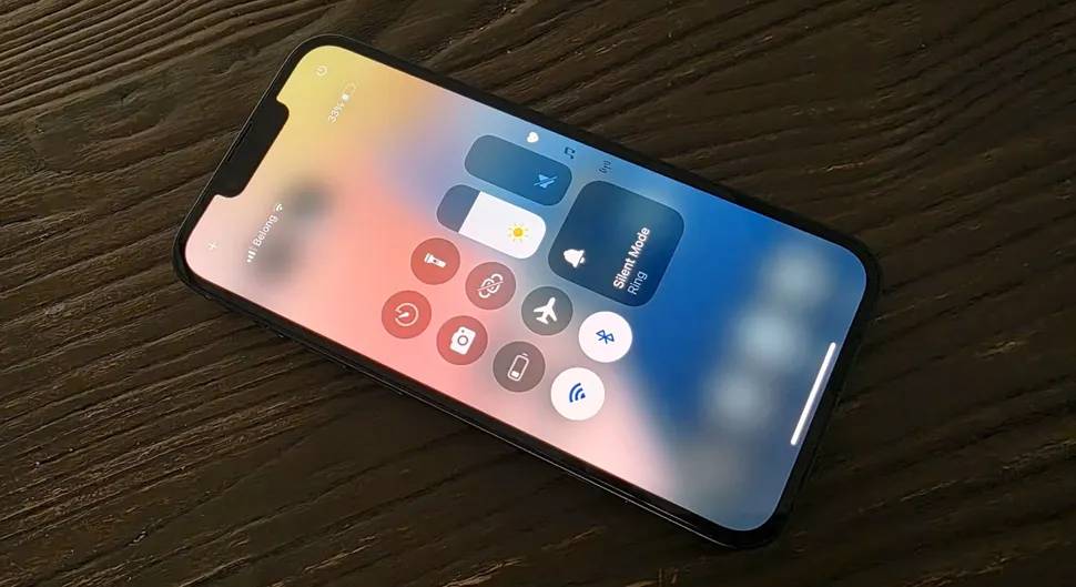 Điện thoại thông minh iPhone 16e hiển thị menu bảng điều khiển