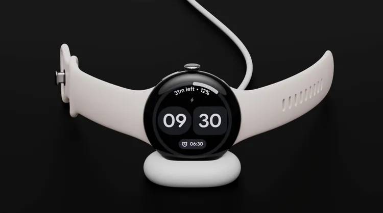 Đồng hồ thông minh Pixel Watch 4 trong đế sạc