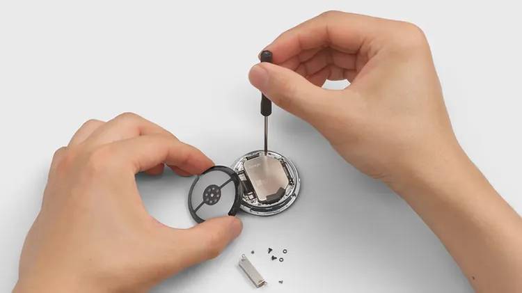 Tháo rời đồng hồ thông minh Pixel Watch 4.