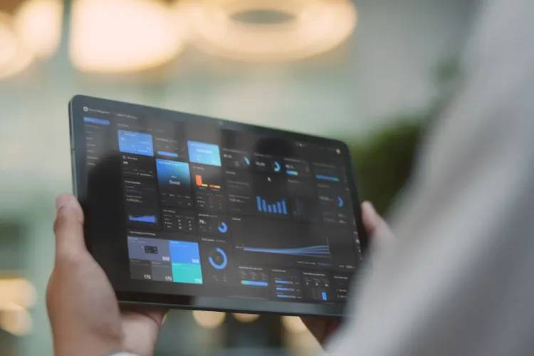 Máy tính bảng hiển thị bảng điều khiển Samsung SmartThings với biểu đồ và các nút điều khiển