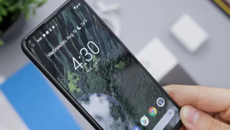 Điện thoại Google Pixel với thông tin thời tiết