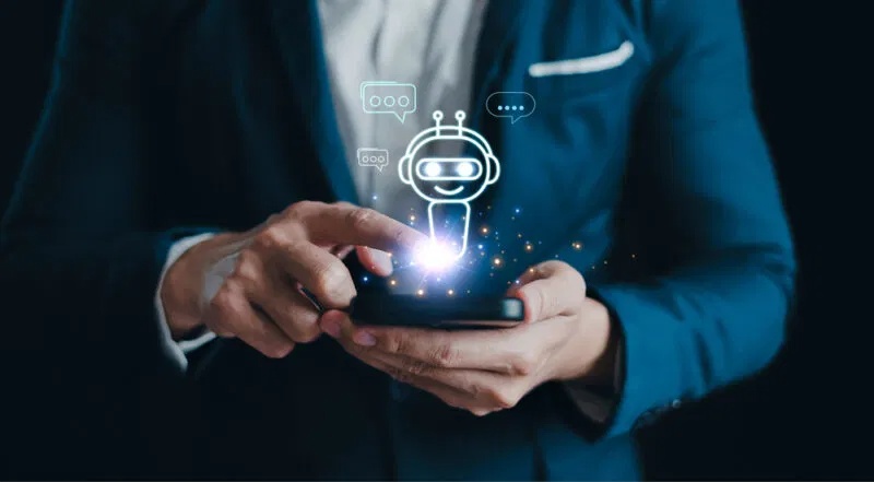 Người đàn ông tương tác với bot AI trên điện thoại